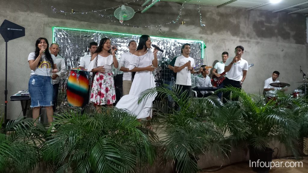 Banda musical cristiana interpretando música en tarima