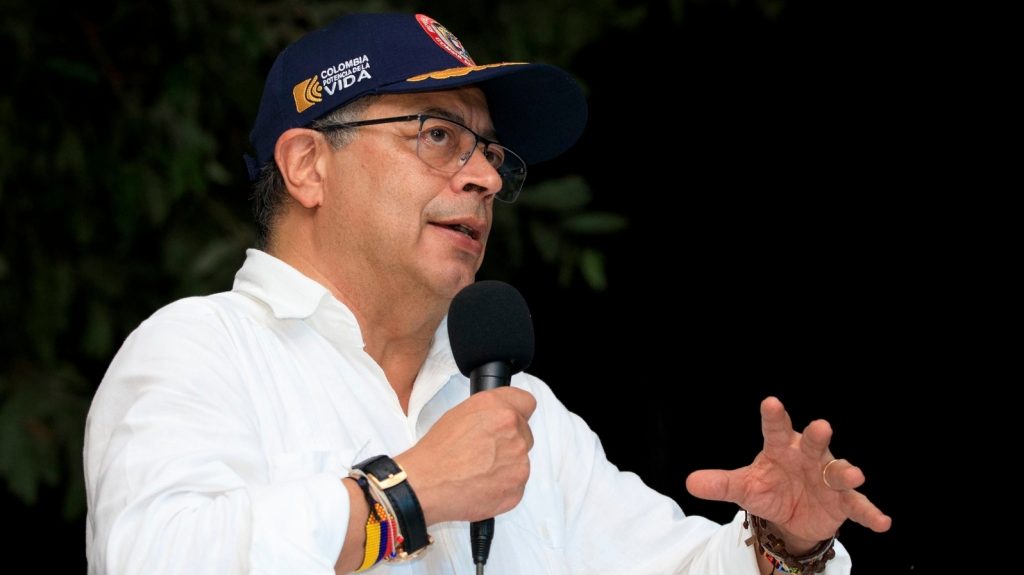 Primer plano del Presidente de colombia gustavo petro con camisa blanca sombrero y fondo oscuro.