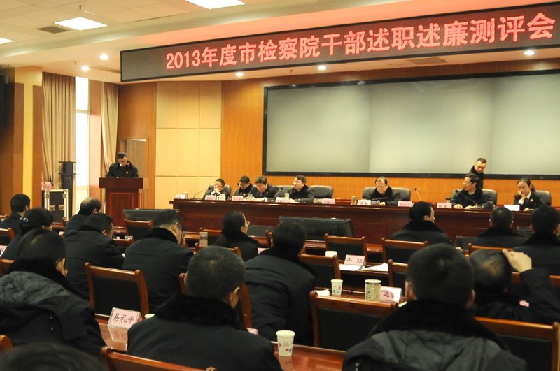 Grupo de hombres presentando un exámen en China.