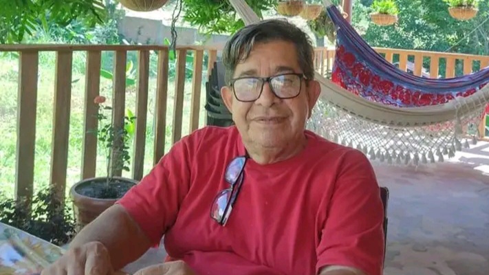 Hombre mayor vestido con camiseta roja