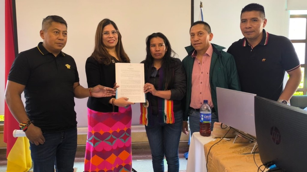 Grupo de cinco personas en un acto oficial de gobierno