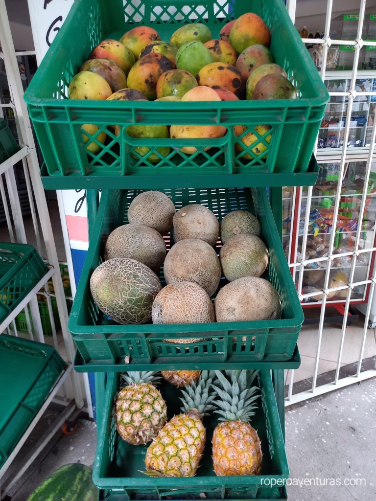 Frutas tropicales expuestas en canastas para su venta
