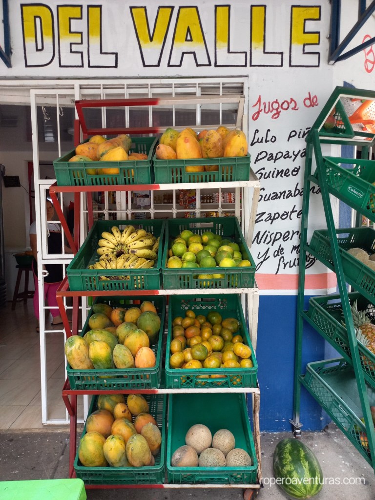 Frutas tropicales dentro de canastas para su venta