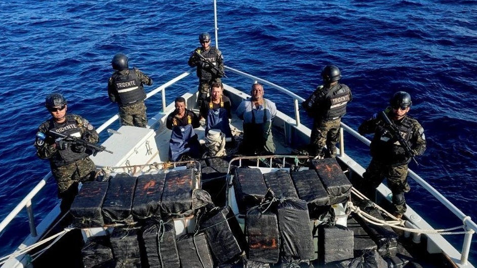 Militares de la Marina de El Salvador detienen a un grupo de narcotraficantes en el océano Pacífico.
