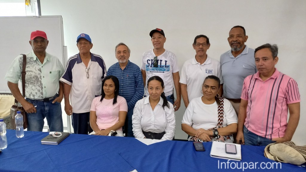 Grupo de ciudadanos reunidos para defender sus derechos.