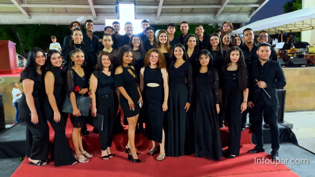 Grupo de músicos posan para una foto antes de su presentación.