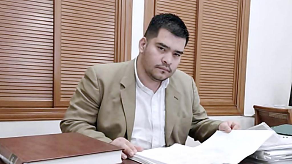 Abogado latinoamericano joven en su despacho.